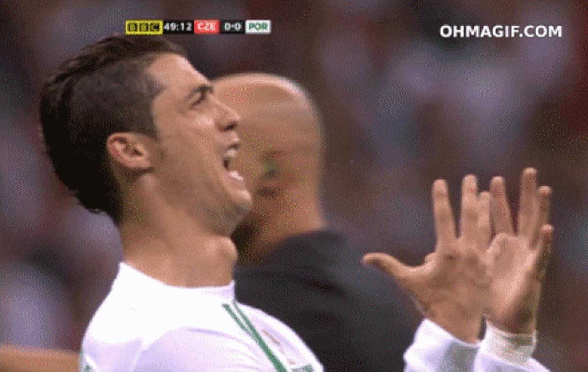 cristiano-ronaldo-sad-gif.gif